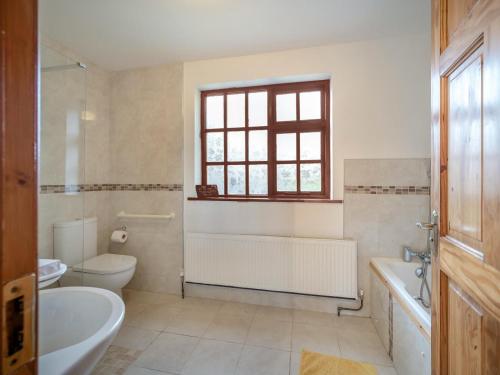 Curryにある2 Bed in Curry oc-ii15381の浴槽、トイレ、洗面台を備えたバスルーム