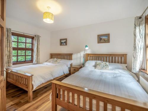 Curryにある2 Bed in Curry oc-ii15381のベッド2台と窓のある寝室