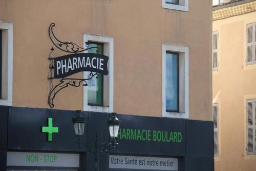 a pharmacy sign on the side of a building at La Colombière - Vue imprenable sur l'Ardèche - Très Calme - Très bien situé - Résidence Privée in Montélimar