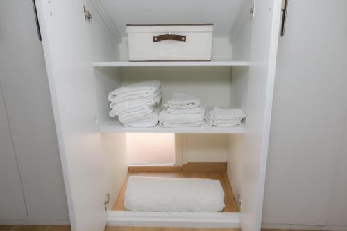 a closet with white towels and a box at Loft Moderne - À Deux Pas de Monte-Carlo in Roquebrune-Cap-Martin