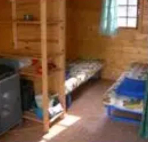 Touët-sur-VarにあるLe Githotelの小さな部屋にあるベンチのある部屋