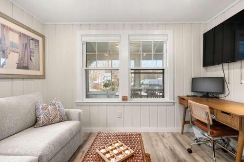 TV a/nebo společenská místnost v ubytování Steps to the Beach Cozy Central AC