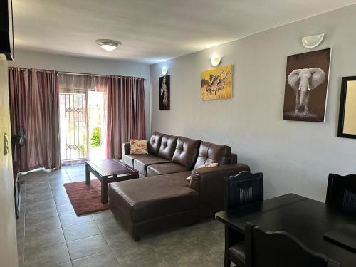 Χώρος καθιστικού στο Hatfield - Staylax Manor 3