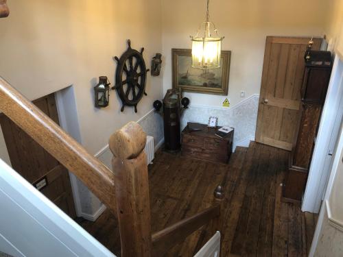 St Annes House Double Room 5 في بلايموث: اطلالة علوية على درج في المنزل