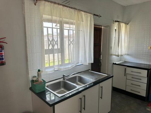 Η κουζίνα ή μικρή κουζίνα στο Hatfield - Staylax Manor 3