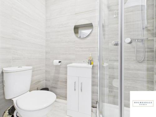 Koupelna v ubytování Waterfront by Holmesdale Homes