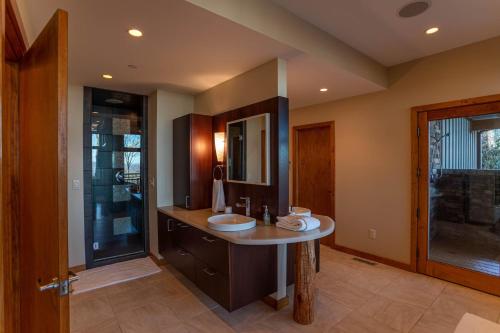 un bagno con lavandino e specchio di Horizons Edge a Boone