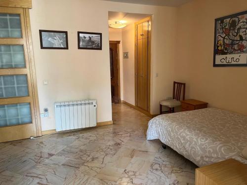 1 dormitorio con 1 cama y pasillo con ventana en Semidiáfano Santa Teresa, en Ávila