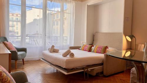 En eller flere senge i et værelse på ApartHotel Riviera - Hyper Centre Ville - Studio Supérieur AC avec balcon et aperçu mer - BALCON MASSENET 1