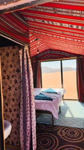 En eller flere senge i et værelse på Desert Nights camp