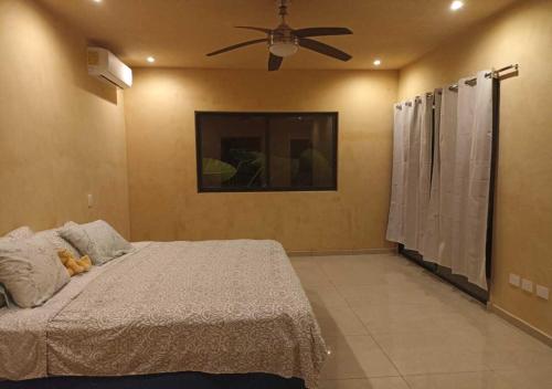 Ein Bett oder Betten in einem Zimmer der Unterkunft casa de una planta con alberca