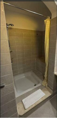 沙姆沙伊赫Ad un passo dalle stelle 56 domina coral bay的浴室内配有带白色浴缸的淋浴