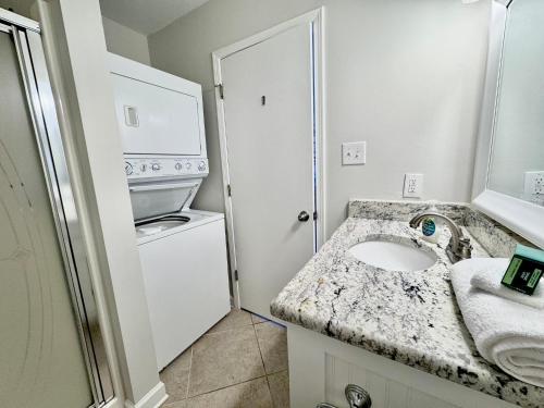 ein Badezimmer mit Waschbecken und Waschmaschine in der Unterkunft Bayview in Orange Beach