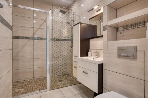 ein Badezimmer mit Dusche, Toilette und Waschbecken in der Unterkunft Lawendowy Dworek in Karpacz
