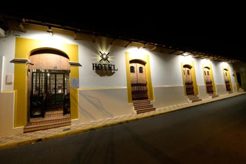 eine Reihe von Türen in einem Gebäude in der Nacht in der Unterkunft Hotel La Posada del Doctor in León