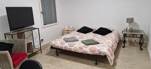 Ένα ή περισσότερα κρεβάτια σε δωμάτιο στο Studio aux Roches Fleuries