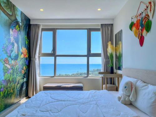 The Sóng OCEAN VIEW Apartment Vung Tau - Căn Hộ Du Lịch Bãi Sau Vũng Tàu - Linh House في فنغ تاو: غرفة نوم بها سرير مع نافذة كبيرة