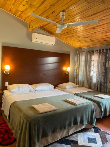 เตียงในห้องที่ Hotel Solares