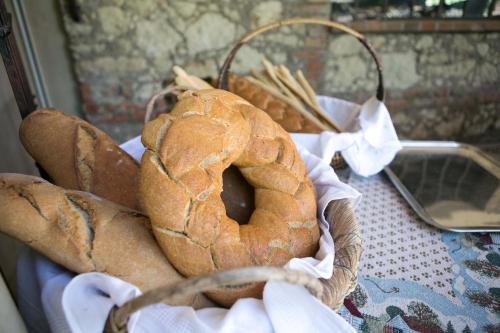 a basket of bagels sitting on a table at Don Carlo Agriturismo di Charme Bio in Le Pioppe