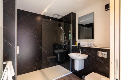 Un baño de The Reef - Unique Hot Tub Cabin in Millport