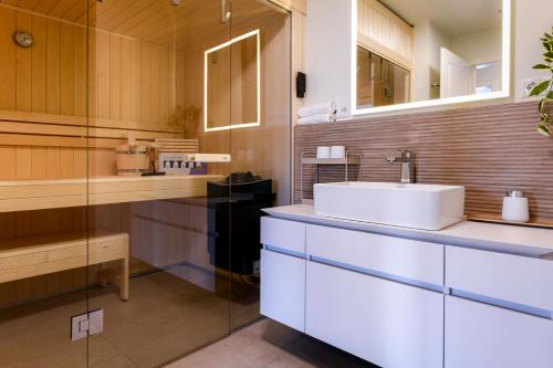 een badkamer met een wastafel en een spiegel bij Salzbrise - Balkon, Sauna, Strandnah, Familienfreundlich in Kellenhusen