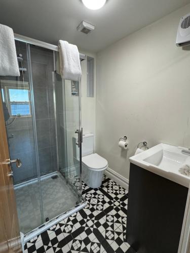 Ванна кімната в Unit 6 Penthouse Apartment With Harbour & Island Views