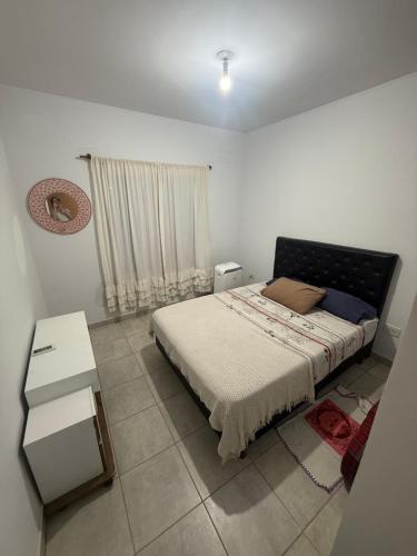 Giường trong phòng chung tại Casa Yvy Guazú