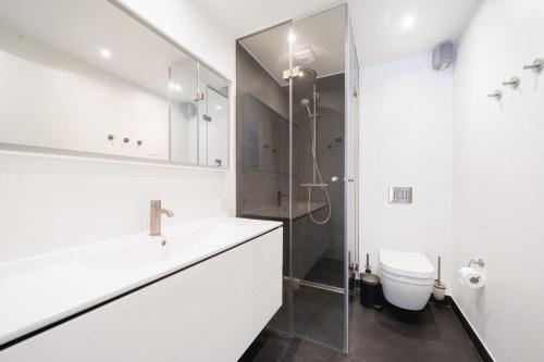 Un baño de Fantastic modern 3-BR in prime location - 239