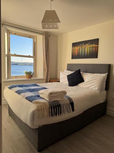 A bed or beds in a room at Unit 6 Penthouse Apartment With Harbour & Island Views