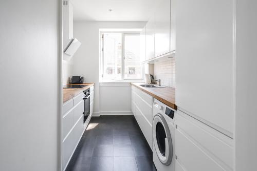 Una cocina o cocineta en Fantastic 2-BR w balcony in Charlottenlund - 294