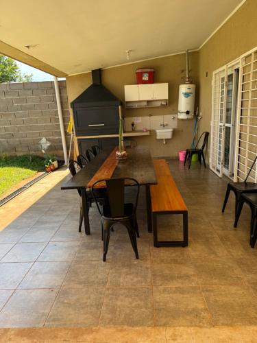 波萨达斯Casa Yvy Guazú的带桌椅和炉灶的露台