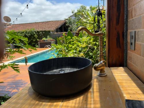 Bazén v ubytování Casa da Árvore Bertioga nebo v jeho okolí