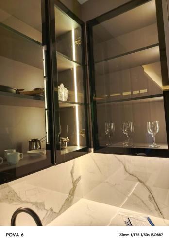 安曼Al yaqoot apartment的厨房窗户上放着两个酒杯。