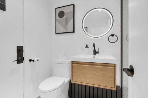 Ένα μπάνιο στο The Speakeasy Suite 503 With Parking