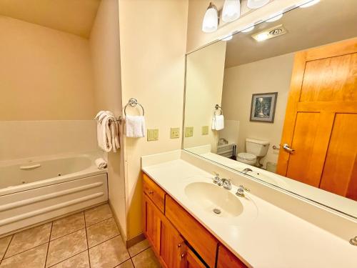 Koupelna v ubytování Poplar River Condos