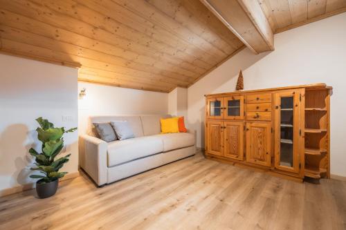 San Nicolò di ComelicoAl Piol的客厅设有白色沙发和木制天花板。