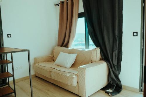 苔丝Apartment - Garden Studio - en extérieur de Bordeaux的带沙发和大窗户的客厅