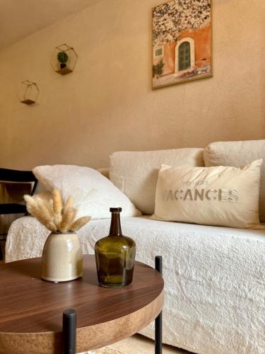 Una sala de estar con un sofá y una mesa de madera. en La Douceur du Fort - Parking, extérieur, vue, en Mercury