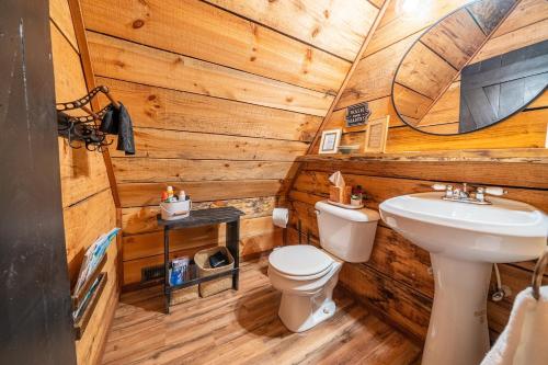 صورة لـ 5-Star A-Frame Luxe Glamping Near Red River Gorge & Cave Run Lake Pet Friendly في Wellington