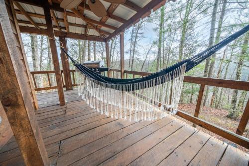 صورة لـ 5-Star A-Frame Luxe Glamping Near Red River Gorge & Cave Run Lake Pet Friendly في Wellington