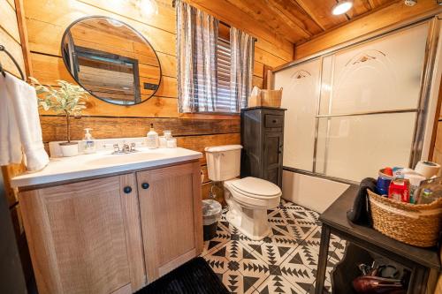 Phòng tắm tại 5-Star A-Frame Luxe Glamping Near Red River Gorge & Cave Run Lake Pet Friendly