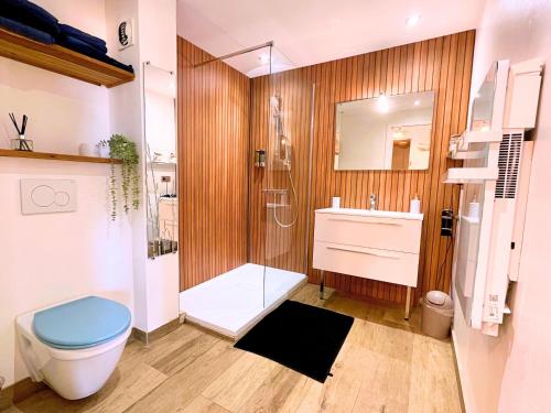 Un baño con ducha, inodoro y lavabo. en Evasion Marine - Appartement en premiere ligne plage, climatise et parking, en Mauguio