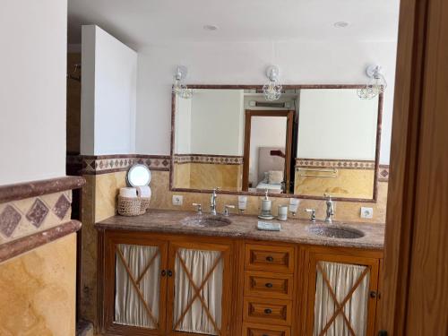 Φωτογραφία από το άλμπουμ του Front Line Beach Townhouse Estepona σε Εστεπόνα