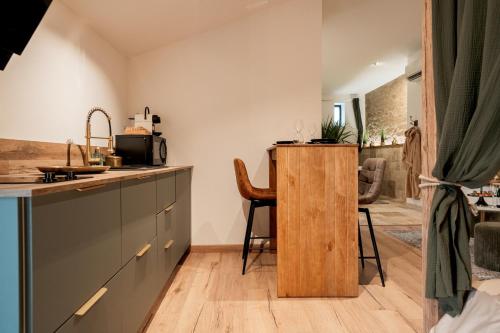 Köök või kööginurk majutusasutuses Love Room Vendée avec JACUZZI privatif