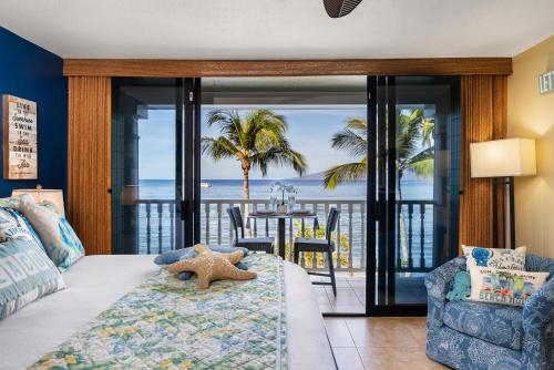 Ένα ή περισσότερα κρεβάτια σε δωμάτιο στο Lahaina Shores 413 · LS 413 Breathtaking Beachfront Remodeled St