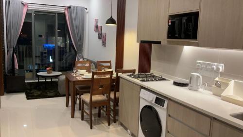 cocina y comedor con mesa y fogones en Super luxury apartment with stunning views in Tri-Zen Colombo 2, en Colombo