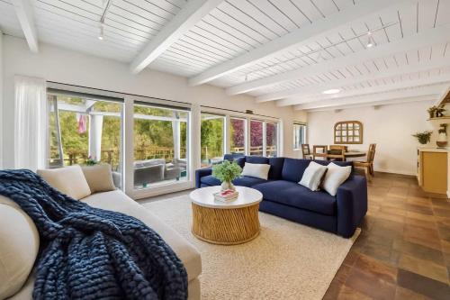 Khu vực ghế ngồi tại Lovely Creekside Wine Country Home in Glen Ellen