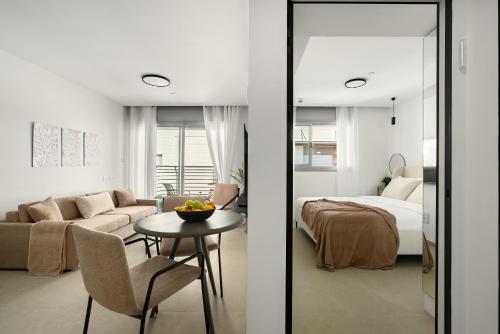 une chambre et un salon avec un lit et une table dans l'établissement Modern Eilat Escape with Heated Pool, à Eilat