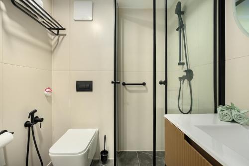 une salle de bains avec douche, toilettes et lavabo dans l'établissement Modern Eilat Escape with Heated Pool, à Eilat