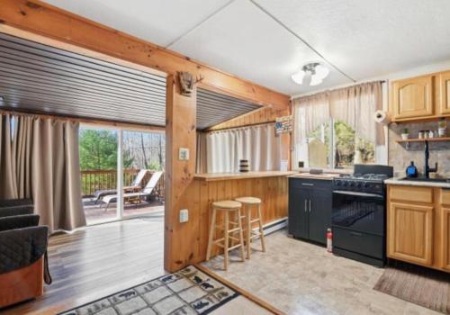 Köök või kööginurk majutusasutuses Pocono cabin with hot tub and private pool at Shawnee Mtn